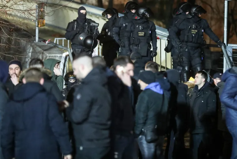 JAKE POLICIJSKE SNAGE OKRUŽILE BOYSE: Pogledajte kako su navijači ispraćeni do stadiona