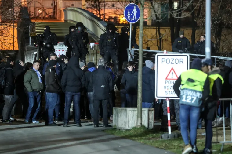 JAKE POLICIJSKE SNAGE OKRUŽILE BOYSE: Pogledajte kako su navijači ispraćeni do stadiona