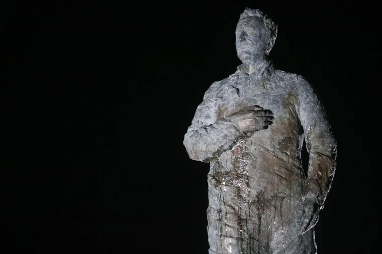 NOVI VANDALSKI UDAR: Nepoznati počinitelj bacio jaja na spomenik Franji Tuđmanu