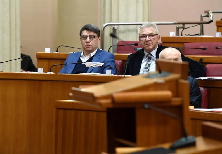 Sabor raspravlja o oporbenoj interpelaciji o radu Vlade zbog propale kupnje borbenih aviona F-16 C/D Barac od Izraela. Papirnati avion na kojem pise F 16 ispred Ranka Ostojica.