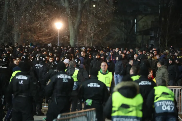 BOYSI SE POTUKLI S POLICIJOM! Neredi ispred Doosan Arene uoči početka utakmice