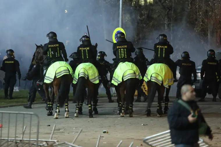 BOYSI SE POTUKLI S POLICIJOM! Neredi ispred Doosan Arene uoči početka utakmice