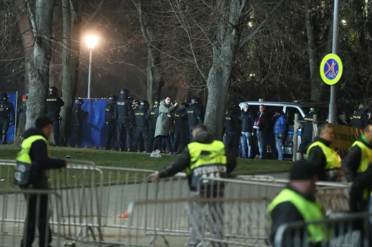 BOYSI SE POTUKLI S POLICIJOM! Neredi ispred Doosan Arene uoči početka utakmice
