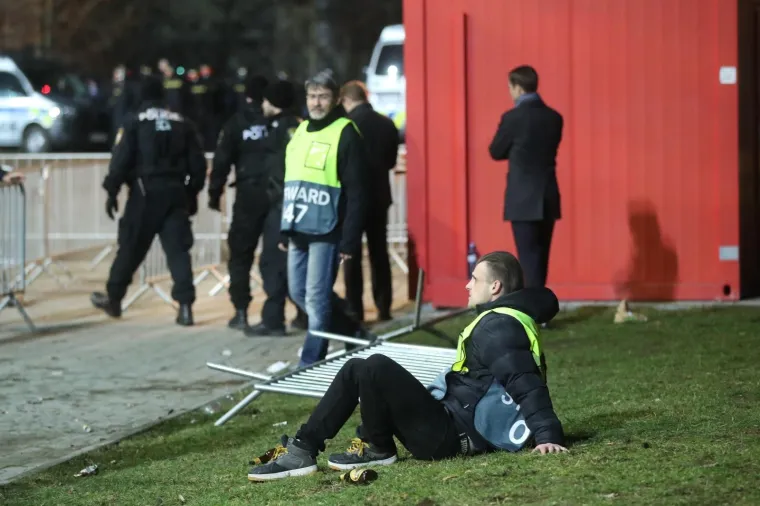 BOYSI SE POTUKLI S POLICIJOM! Neredi ispred Doosan Arene uoči početka utakmice