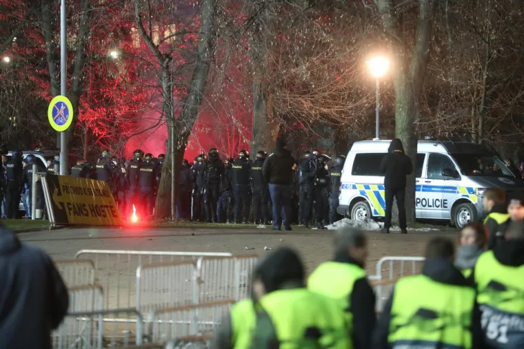 BOYSI SE POTUKLI S POLICIJOM! Neredi ispred Doosan Arene uoči početka utakmice
