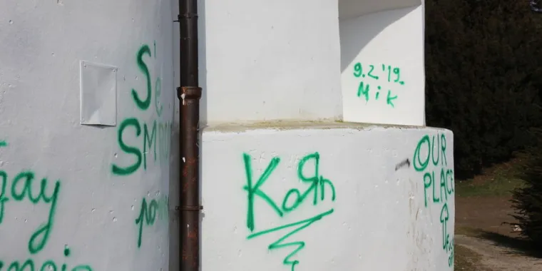 Zidovi varaždinskog Starog grada i&scaron;arani su pogrdnim grafitima, usta&scaron;kim simbolima, vulgarnim slikama