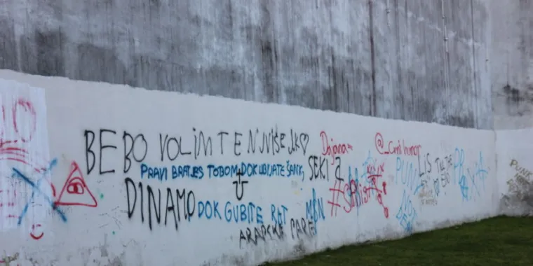 Zidovi varaždinskog Starog grada i&scaron;arani su pogrdnim grafitima, usta&scaron;kim simbolima, vulgarnim slikama