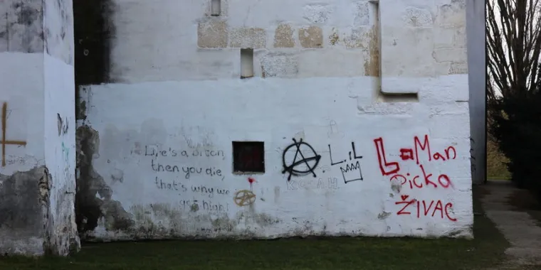 Zidovi varaždinskog Starog grada i&scaron;arani su pogrdnim grafitima, usta&scaron;kim simbolima, vulgarnim slikama