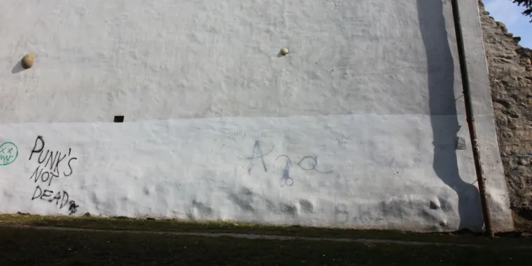 Zidovi varaždinskog Starog grada i&scaron;arani su pogrdnim grafitima, usta&scaron;kim simbolima, vulgarnim slikama