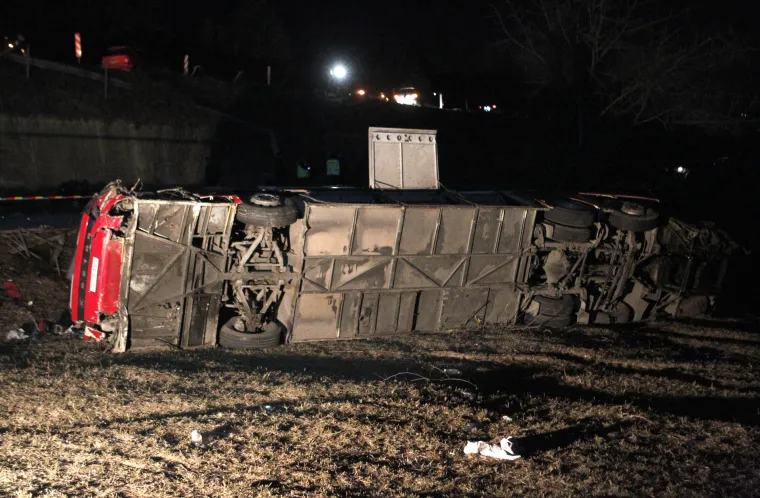 Stra&scaron;na nesreća u Makedoniji: Poginulo 15 ljudi, među njima i mladi ko&scaron;arka&scaron;