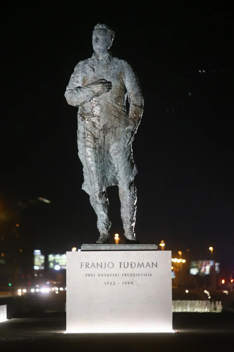 Nepoznati počinitelj bacio je jaja na spomenik Franji Tuđmanu