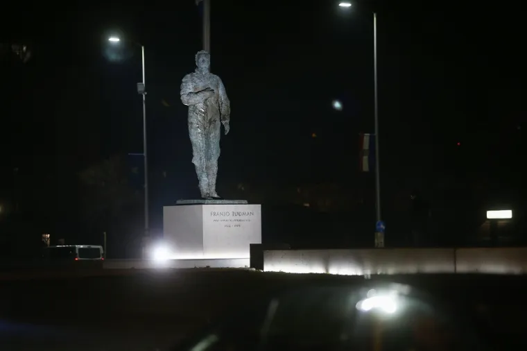 Nepoznati počinitelj bacio je jaja na spomenik Franji Tuđmanu