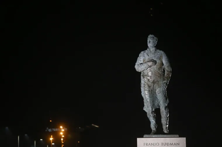 Nepoznati počinitelj bacio je jaja na spomenik Franji Tuđmanu