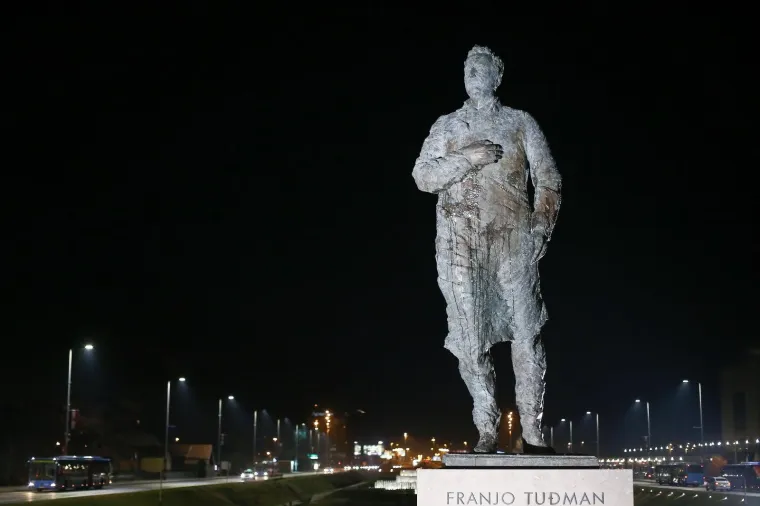 Nepoznati počinitelj bacio je jaja na spomenik Franji Tuđmanu