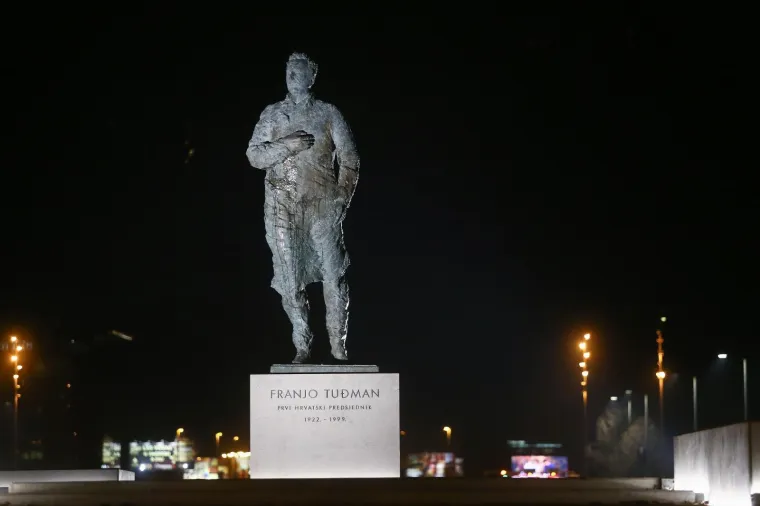 Nepoznati počinitelj bacio je jaja na spomenik Franji Tuđmanu