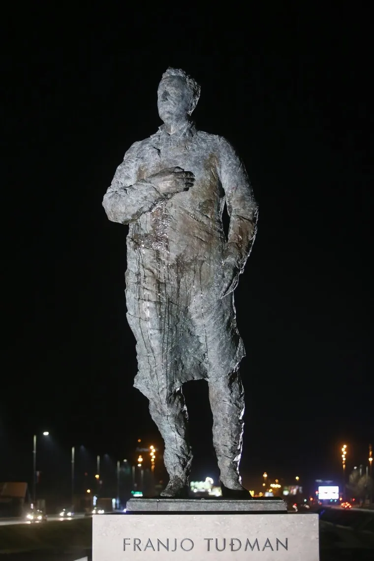 Nepoznati počinitelj bacio je jaja na spomenik Franji Tuđmanu