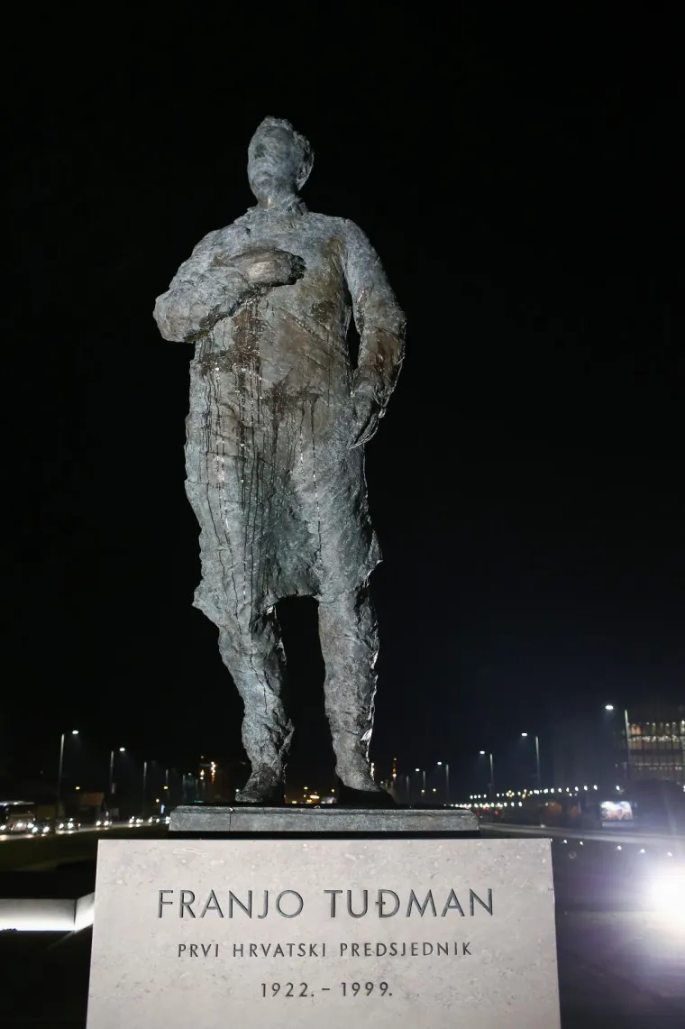 Nepoznati počinitelj bacio je jaja na spomenik Franji Tuđmanu
