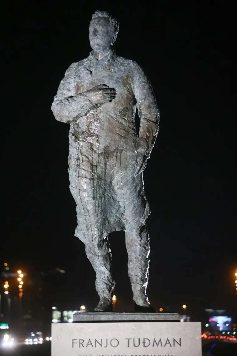 Nepoznati počinitelj bacio je jaja na spomenik Franji Tuđmanu