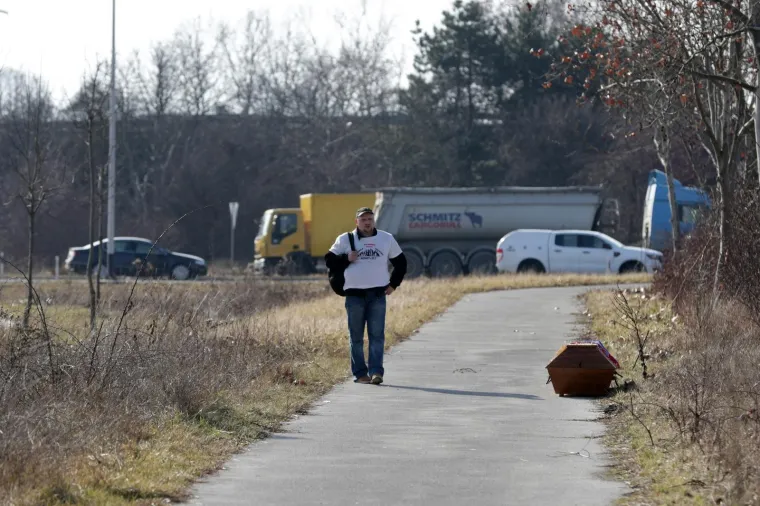 Aktivist Josip Juretić krenuo je pje&scaron;ice prema Trgu sv. Marka noseći lijes pokriven hrvatskom zastavom.