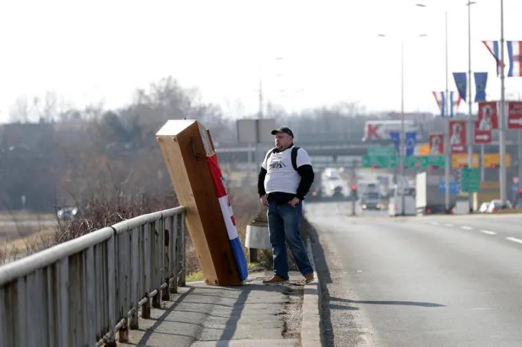 AKTIVIST &Scaron;ALJE MORBIDNU PORUKU VLADI: Nosi lijes težak 120 kila na Markov trg