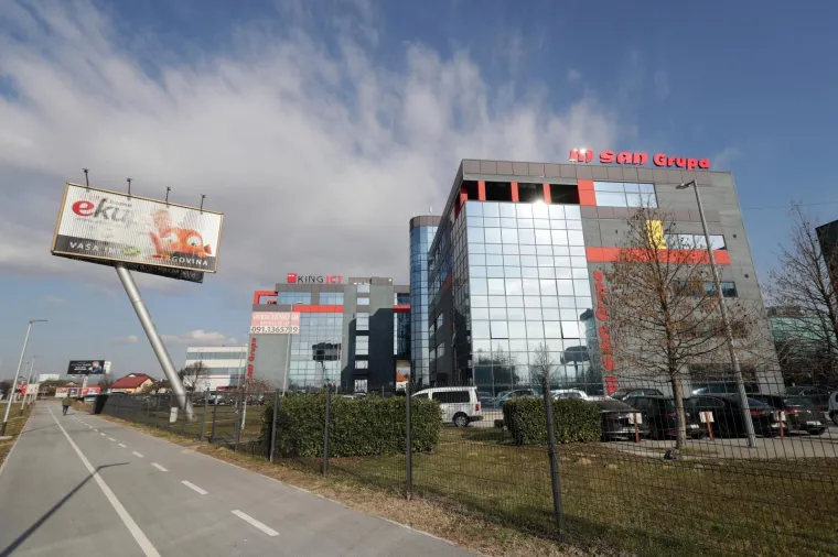 AKTIVIST &Scaron;ALJE MORBIDNU PORUKU VLADI: Nosi lijes težak 120 kila na Markov trg