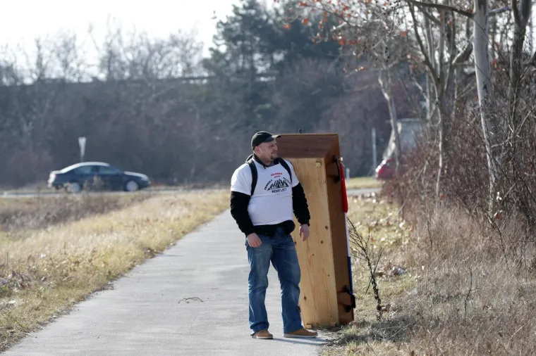 AKTIVIST &Scaron;ALJE MORBIDNU PORUKU VLADI: Nosi lijes težak 120 kila na Markov trg