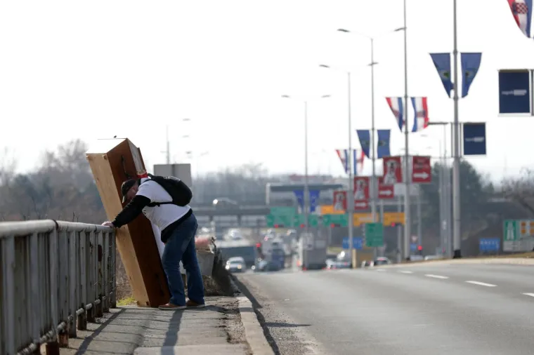 AKTIVIST &Scaron;ALJE MORBIDNU PORUKU VLADI: Nosi lijes težak 120 kila na Markov trg