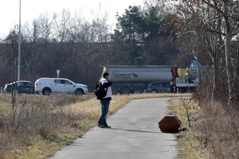AKTIVIST &Scaron;ALJE MORBIDNU PORUKU VLADI: Nosi lijes težak 120 kila na Markov trg