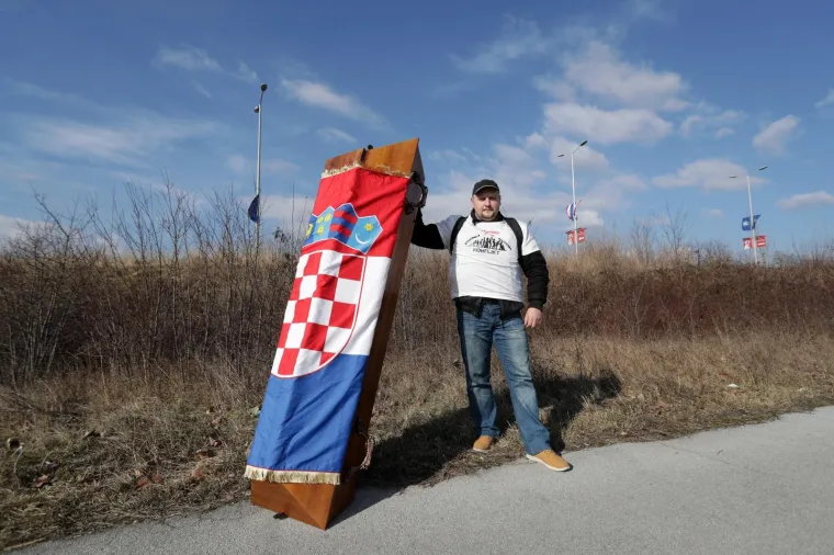 AKTIVIST &Scaron;ALJE MORBIDNU PORUKU VLADI: Nosi lijes težak 120 kila na Markov trg