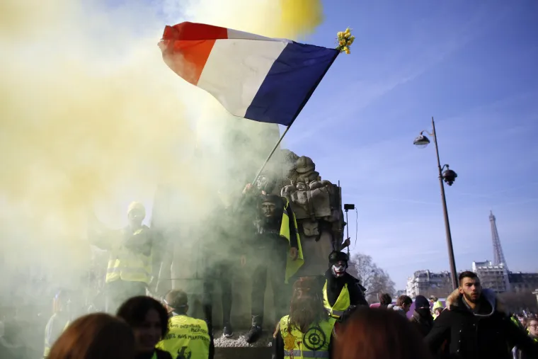 Žuti prsluci prosvjeduju već treći mjesec: 'Dosta nam je ovoga pokvarenog sustava!'