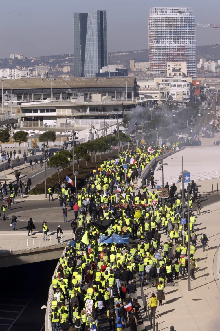 Žuti prsluci prosvjeduju već treći mjesec: 'Dosta nam je ovoga pokvarenog sustava!'