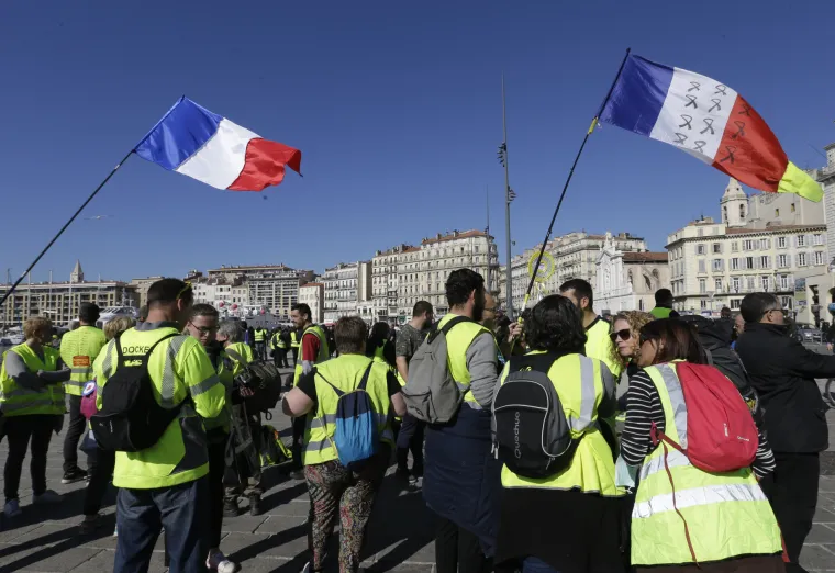 Žuti prsluci prosvjeduju već treći mjesec: 'Dosta nam je ovoga pokvarenog sustava!'