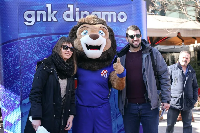 Cvjetni trg obojan u modro: Igrači Dinama u subotu ujutro družili se s navijačima