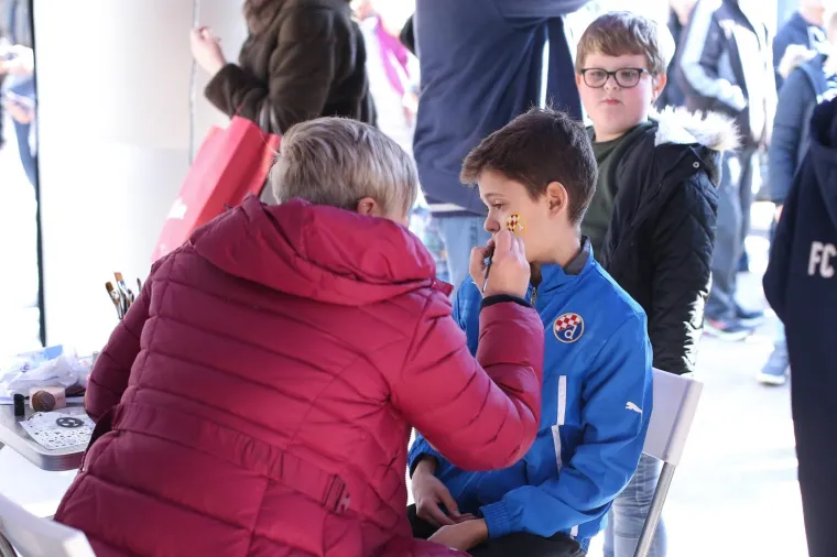Cvjetni trg obojan u modro: Igrači Dinama u subotu ujutro družili se s navijačima