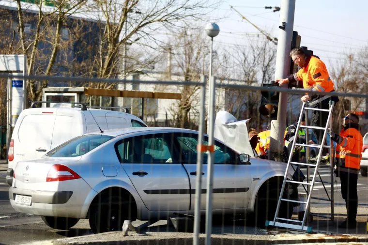 Nova nesreća na Aleji Bologne u Zagrebu: Prednji dio auta je smrskan, jedna osoba prevezna u bolnicu