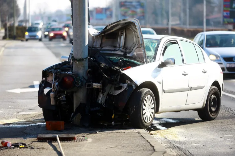 Nova nesreća na Aleji Bologne u Zagrebu: Prednji dio auta je smrskan, jedna osoba prevezna u bolnicu