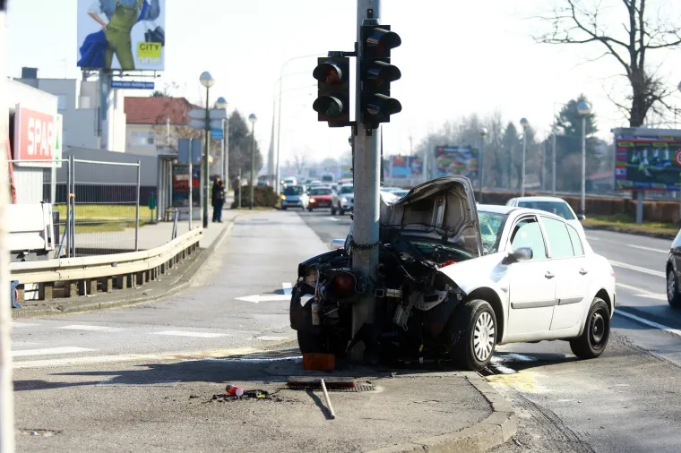 Nova nesreća na Aleji Bologne u Zagrebu: Prednji dio auta je smrskan, jedna osoba prevezna u bolnicu