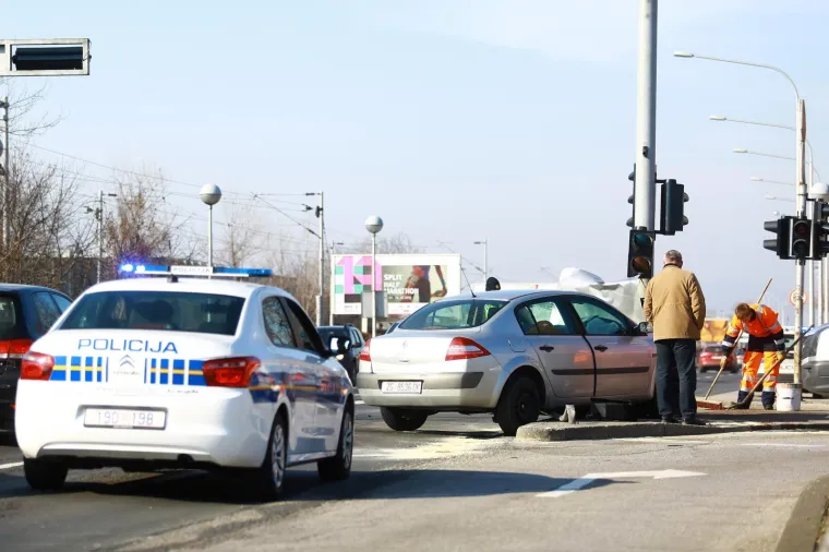 Nova nesreća na Aleji Bologne u Zagrebu: Prednji dio auta je smrskan, jedna osoba prevezna u bolnicu