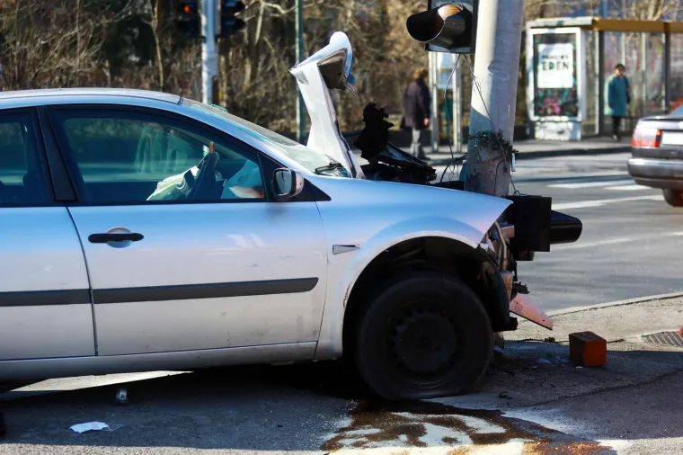 Nova nesreća na Aleji Bologne u Zagrebu: Prednji dio auta je smrskan, jedna osoba prevezna u bolnicu