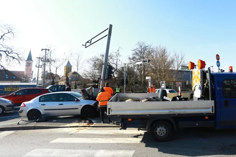 Nova nesreća na Aleji Bologne u Zagrebu: Prednji dio auta je smrskan, jedna osoba prevezna u bolnicu