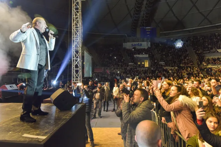 Zadarski pjevač Mladen Grdović (60) pred oduševljenom publikom održao je koncert povodom 40 godina svoje glazbene karijere. Veliki koncert pod nazivom "Nije u šoldima sve" okupio je obožavatelje koji su u sav glas zajedno s njim pjevali najveće hitove. Pjevač se kroz šalu osvrnuo i na nedavni incident kada ga je privela policija jer je navodno bio agresivan prema supruzi Brankici. "Kad bi me policija svaki put umjesto puhanja u alkotest vodila u bolnicu na vađenje krvi, svu bi mi krv već posisali", izjavio je u prepunoj dvorani Krešimira Ćosića na Višnjiku, a publika ga je nagradila gromoglasnim pljeskom. Grdoviću su se na pozornici pridružili Zlatko Pejaković, Maja Šuput te Ivana Kovač.