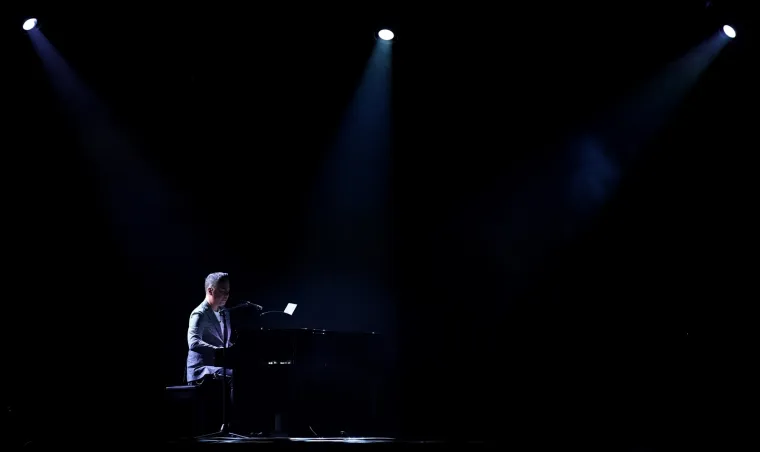 Beogradski pjevač Željko Joksimović sinoć je održao koncert u prepunoj Areni Zagreb, a iz publike ga je uglas bodrilo više od 20.000 ljudi. S njim je u pratnji bila i supruga Jovana, koja je cijelo vrijeme bila pokraj pozornice. Tisuće mobilnih telefona osvjetljavalo je dvoranu, a svi su bili usmjereni prema raskošnoj pozornici. O organizaciji je brinuo tim od 40 ljudi, bina je bila na pet razina s više od 200 rasvjetnih uređaja, 600 LED ekrana te više od stotinjak zvučnika.