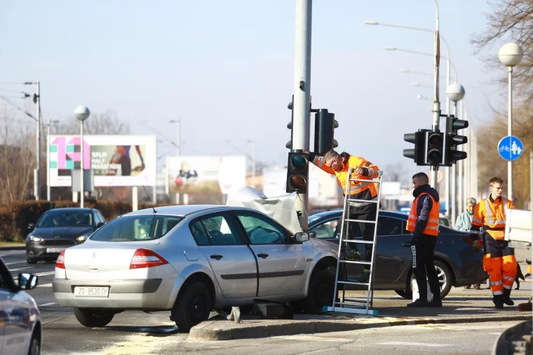 Zagreb: Automobil smrskan nakon što se zabio u stup semafora, ima ozlijeđenih