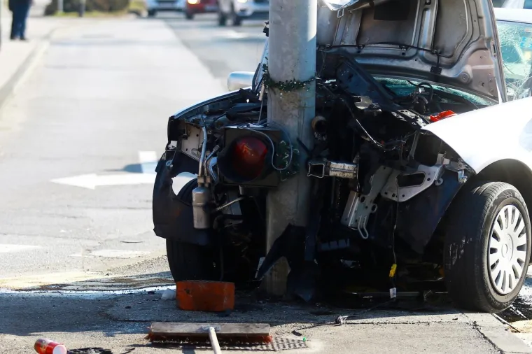 Zagreb: Automobil smrskan nakon što se zabio u stup semafora, ima ozlijeđenih