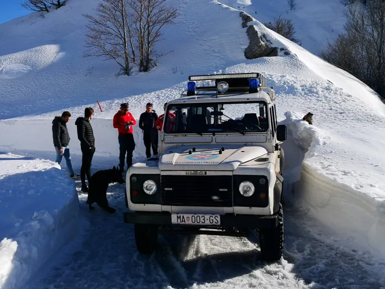 Upla&scaron;en zvao u pomoć: Na snijegom zatrpano Biokovo krenuo u - tenisicama!