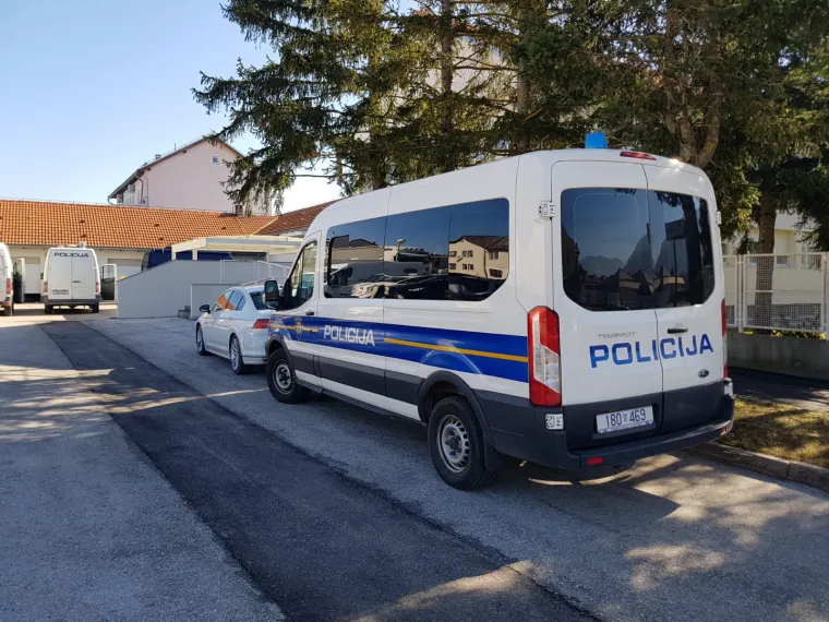 Luksuzni passat bio je mamac: Policija u slovenskom &scaron;leperu otkrila migrante, &scaron;verceri uhićeni