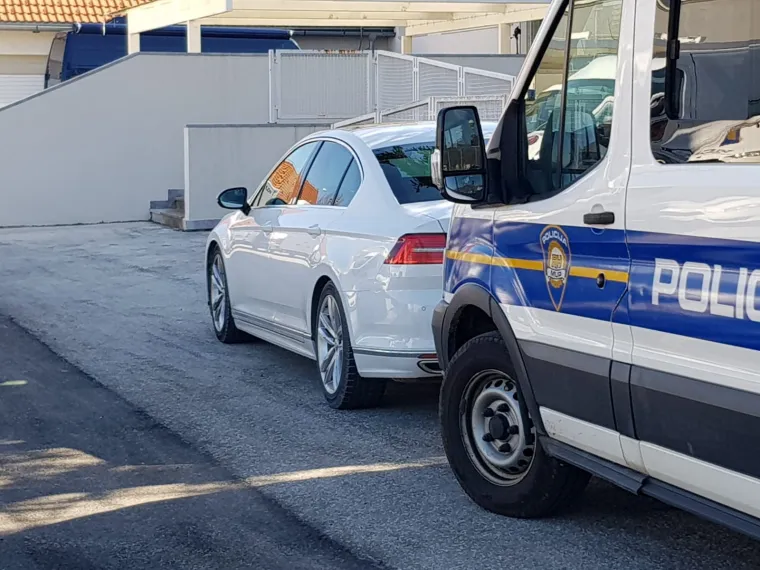 Luksuzni passat bio je mamac: Policija u slovenskom &scaron;leperu otkrila migrante, &scaron;verceri uhićeni