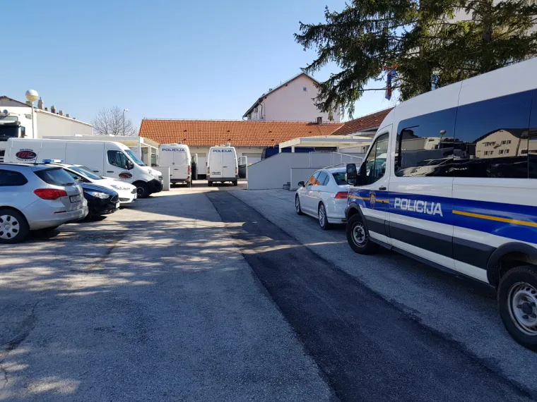 Luksuzni passat bio je mamac: Policija u slovenskom &scaron;leperu otkrila migrante, &scaron;verceri uhićeni