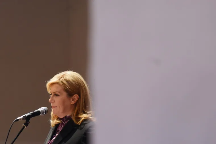 Kolinda je u svojoj zemlji čudesa izgovarala najčudesnije izjave, da je pogrije&scaron;ila sa starohrvatskim pozdravom ZDS je samo jedna od njih