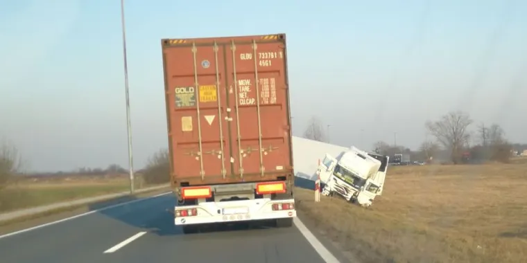 Te&scaron;ka prometna nesreća: U sudaru kamiona i automobila poginuo 23-godi&scaron;njak